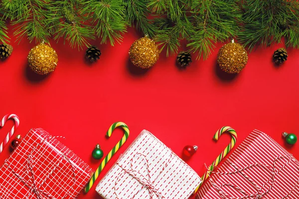 Świąteczny Baner Kompozycji Bożonarodzeniowe Pudełka Prezentami Gałązki Jodły Czerwonym Tle — Zdjęcie stockowe