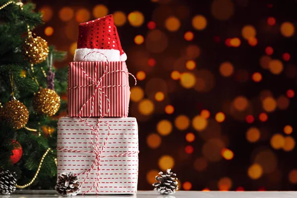 Caixas Presente Natal Com Chapéu Papai Noel Sob Árvore Natal — Fotografia de Stock