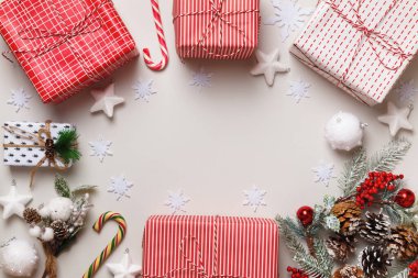 Yeni yıl kompozisyonu. Beyaz arka planda köknar dalları olan Noel kutuları. Çerçeve kenarlığı düz üst görünüm kopyalama alanı