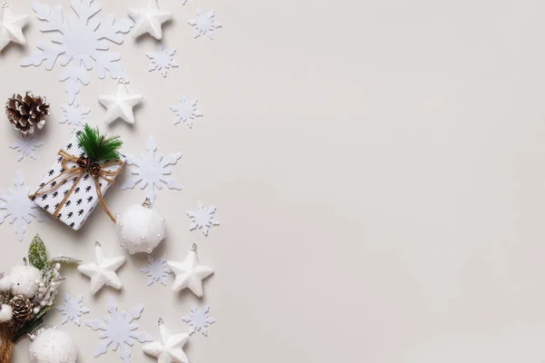 Kompozycja Noworoczna Boże Narodzenie Prezent Szyszki Jodła Gałęzie Płatki Śniegu — Zdjęcie stockowe