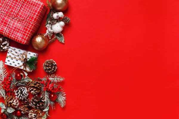 Kompozycja Noworoczna Bożonarodzeniowe Pudełka Gałązek Jodły Prezent Szyszki Czerwonym Tle — Zdjęcie stockowe