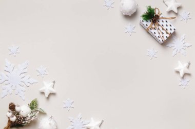 Beyaz bir arka planda yeni yıl kartı. Kopya alanı ile yıldız kar tanesi hediyesi.