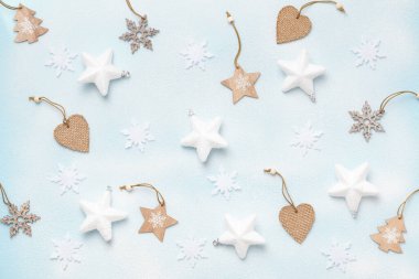 Kış yeni, karlı arka plan. Ahşap süslemeli kompozisyon, yıldızlar, Noel ağacı, kartaneleri kalpler. Üst görünüm düzlüğü.