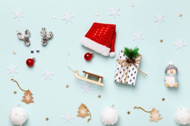 Noel konsepti. Geyik ve Noel Baba kızakta, mavi arka planda bir hediye..