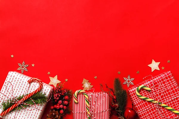 Bożonarodzeniowe Pudełka Gałązek Świerku Prezent Trzciny Cukrowej Czerwonym Tle Frame — Zdjęcie stockowe