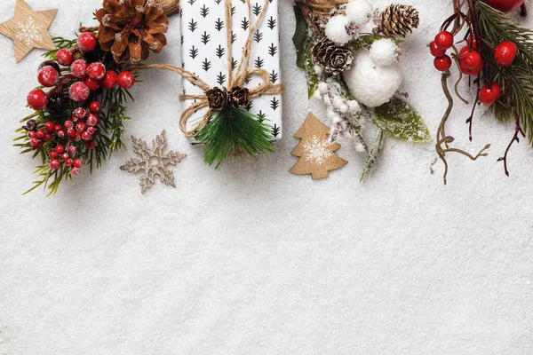 Bożonarodzeniowe Pudełka Gałązkami Jodły Śniegu Frame Border Flat Lay Top — Zdjęcie stockowe