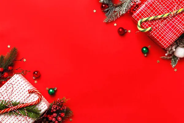 Caixas Natal Com Presentes Fundo Vermelho Flat Lay Espaço Cópia — Fotografia de Stock