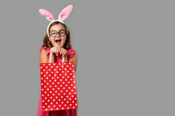 Szczęśliwego Wielkanocy Wesoła Dziewczynka Różowej Sukience Kropkami Trzyma Rękach Torbę — Zdjęcie stockowe