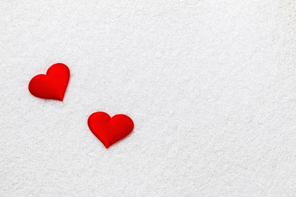 Валентинів День Два Червоні Серця Білому Снігу — стокове фото