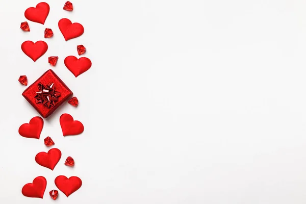 Червоні Серця Подарунок Сірому Пастельному Тлі Абстрактний Фон День Матері — стокове фото