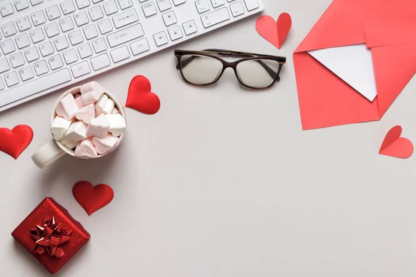 Vista Superior Del Escritorio Gafas Sobre Regalo Malvavisco Teclado Con — Foto de Stock