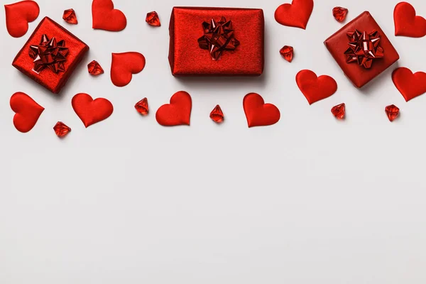 Червоні Подарункові Коробки Серця Кристали Сірому Пастельному Тлі Концепція Дня — стокове фото