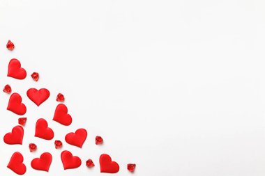 Sevgililer Günü astrolojisi. Gri pastel arka planda bir sürü kırmızı kalp ve kopyalama alanı