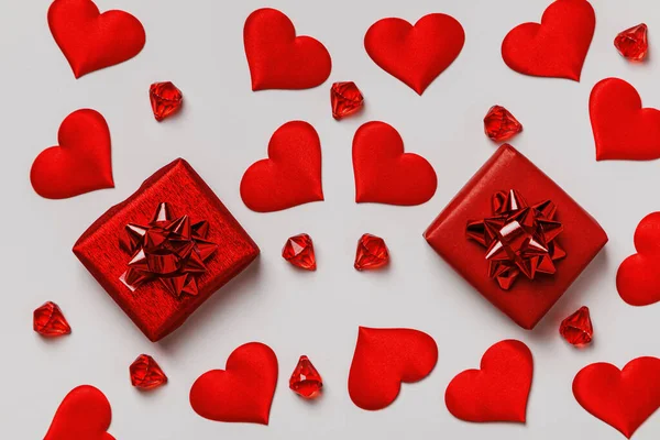 Коробки Подарунками Червоними Серцями Сірому Пастельному Тлі День Матері Валентина — стокове фото
