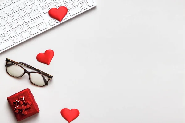 Escritorio Para San Valentín Teclado Corazones Rojos Vasos Regalo Una — Foto de Stock