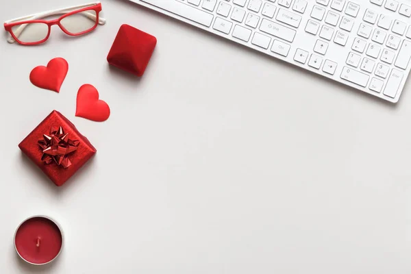 Escritorio Para San Valentín Teclado Corazón Rojo Regalo Vela Vasos — Foto de Stock