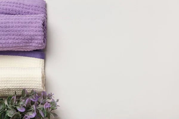 Свернутые Белые Фиолетовые Вафельные Полотенца Цветок Сером Фоне — стоковое фото
