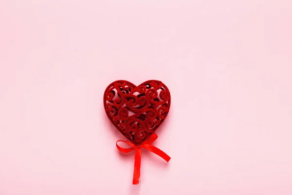 Corazón Rojo San Valentín Sobre Fondo Rosa Con Espacio Para Imagen De Stock