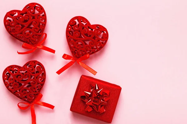Coração Vermelho Dos Namorados Caixa Presente Fundo Rosa Com Espaço — Fotografia de Stock
