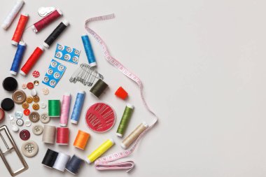 Dikiş aletleri ve aksesuarlar. İplikler, iğneler, düğmeler, mezura. Masaüstünün üst görünümü.