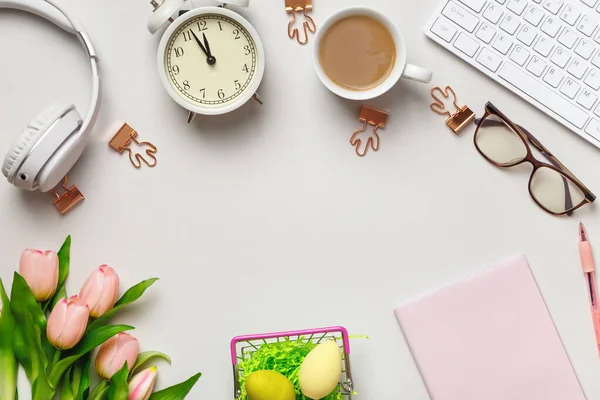 Escritorio Bloc Notas Teclado Taza Café Despertador Mesa Con Decoraciones — Foto de Stock