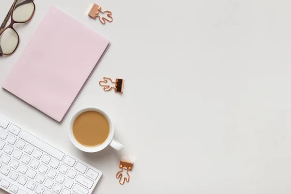 Bureau Bloc Notes Tasses Clavier Verres Café Sur Table Vue Image En Vente