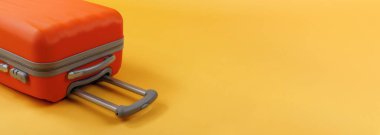 Çantaların bir kısmını sarı arkaplanda fotokopi alanı ile kapat. Yaz zamanı konsepti, tatil, turizm. Pankart