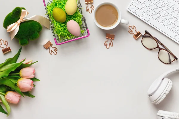 Escritorio Teclado Taza Café Con Decoraciones Primavera Pascua Vista Superior — Foto de Stock