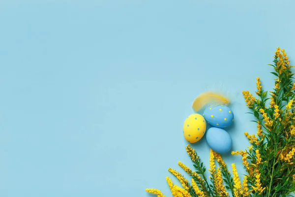 Vue Dessus Des Œufs Pâques Des Rameaux Fleurs Printanières Sur Photos De Stock Libres De Droits