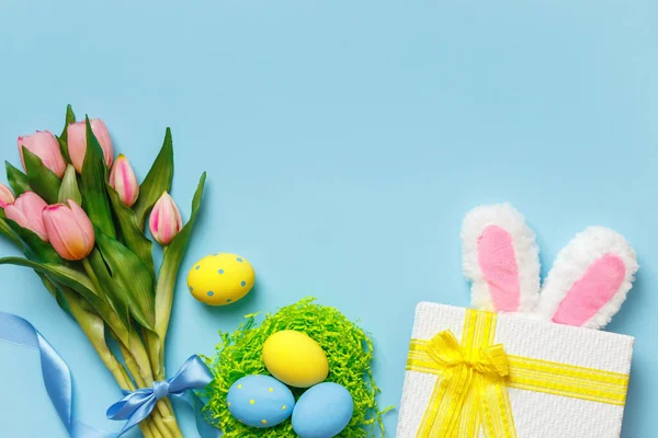 Σύνθεση Του Πάσχα Ροζ Τουλίπες Αυγά Δώρο Αυτιά Κουνέλι Μπλε Εικόνα Αρχείου