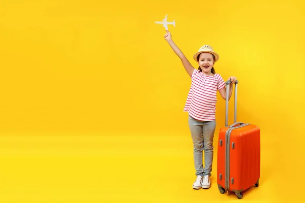 Ένα Κοριτσάκι Κρατάει Ένα Χάρτινο Αεροπλάνο Ένα Παιδί Πλήρους Μήκους Royalty Free Εικόνες Αρχείου