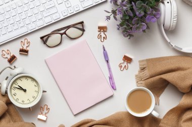 Masaüstü. Çalar saatten kaşmir eşarp bardakları masanın üzerindeki kahve fincanlarının notaları..