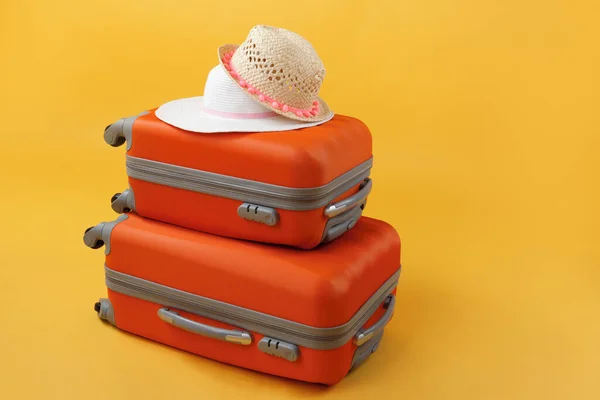 Valiz Dolusu Seyahat Çantası Sarı Arka Planda Saman Şapkalar Fotokopi - Stok İmaj