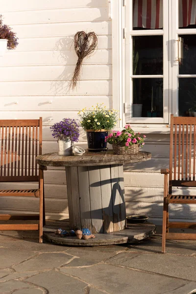 Bloemen Een Kleine Tafel Buiten Een Huis — Stockfoto