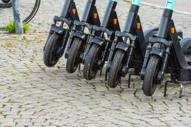 Arka arkaya beş elektrikli kickbike..