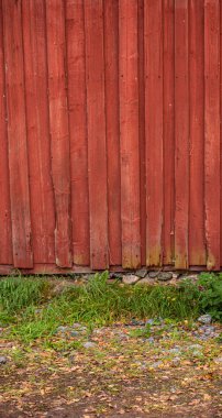 Kırmızı ahır duvarının aşınmış tahtaları..