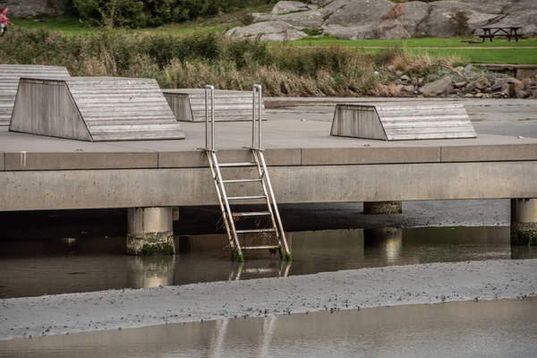 Σκάλα Στο Νερό Από Μια Προβλήτα — Φωτογραφία Αρχείου