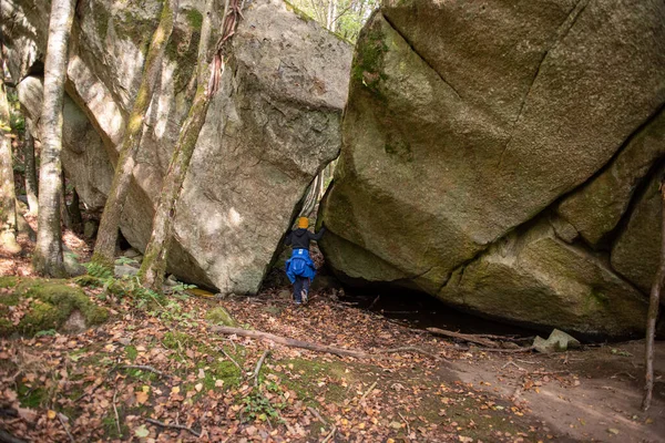 Eine Person Die Zwischen Zwei Großen Felsbrocken Geht — Stockfoto