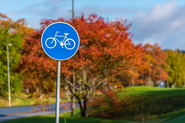 以秋树为背景的自行车路标 — 图库照片