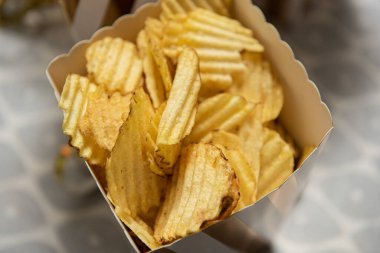 Kağıt bardaktaki çipler..