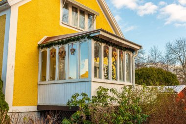 Sarı bir evin küçük ve rahat bir konservatuarı..