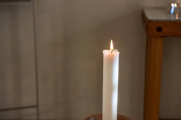 教堂里一盏点燃的烛光 — 图库照片