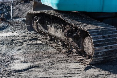 Çamurlu bir bağlantı kayışı kazıcısının ayrıntıları.