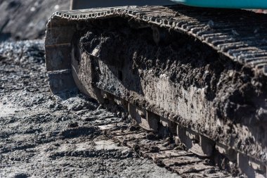 Çamurlu bir bağlantı kayışı kazıcısının ayrıntıları.