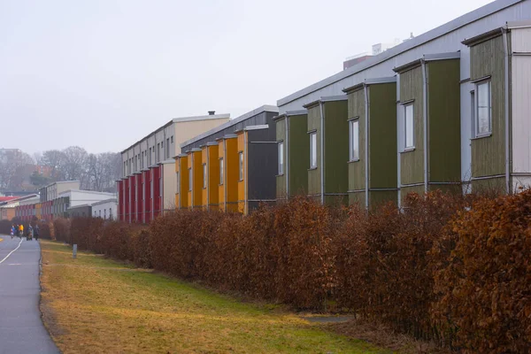 Длинный Ряд Апартаментов Красном Желтом Зеленом — стоковое фото