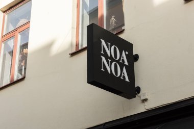 Göteborg, İsveç - 21 Mart 2021: Noa Noa bir dükkanın önündeki tabela..