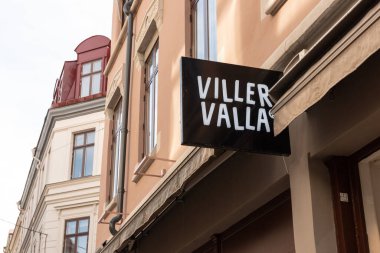 Göteborg, İsveç - 21 Mart 2021: Viller Valla bir dükkanın önünde imza attı..