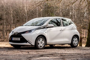 Kungsbacka, İsveç - 28 Mart 2021: White 2018 Toyota Aygo parkın yanındaki otoparkta..