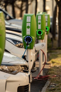 Göteborg, İsveç - 20 Nisan 2021: Halka açık şarj istasyonlarında elektrik ve hibrit otomobiller şarj ediliyor..