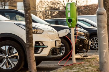 Göteborg, İsveç - 20 Nisan 2021: Halka açık şarj istasyonlarında elektrik ve hibrit otomobiller şarj ediliyor..